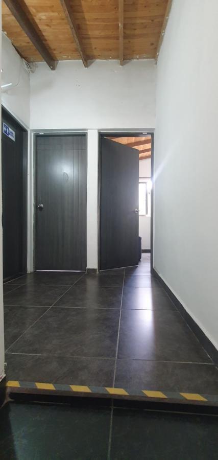 Hostel Metro Floresta Alojamiento Медельин Экстерьер фото