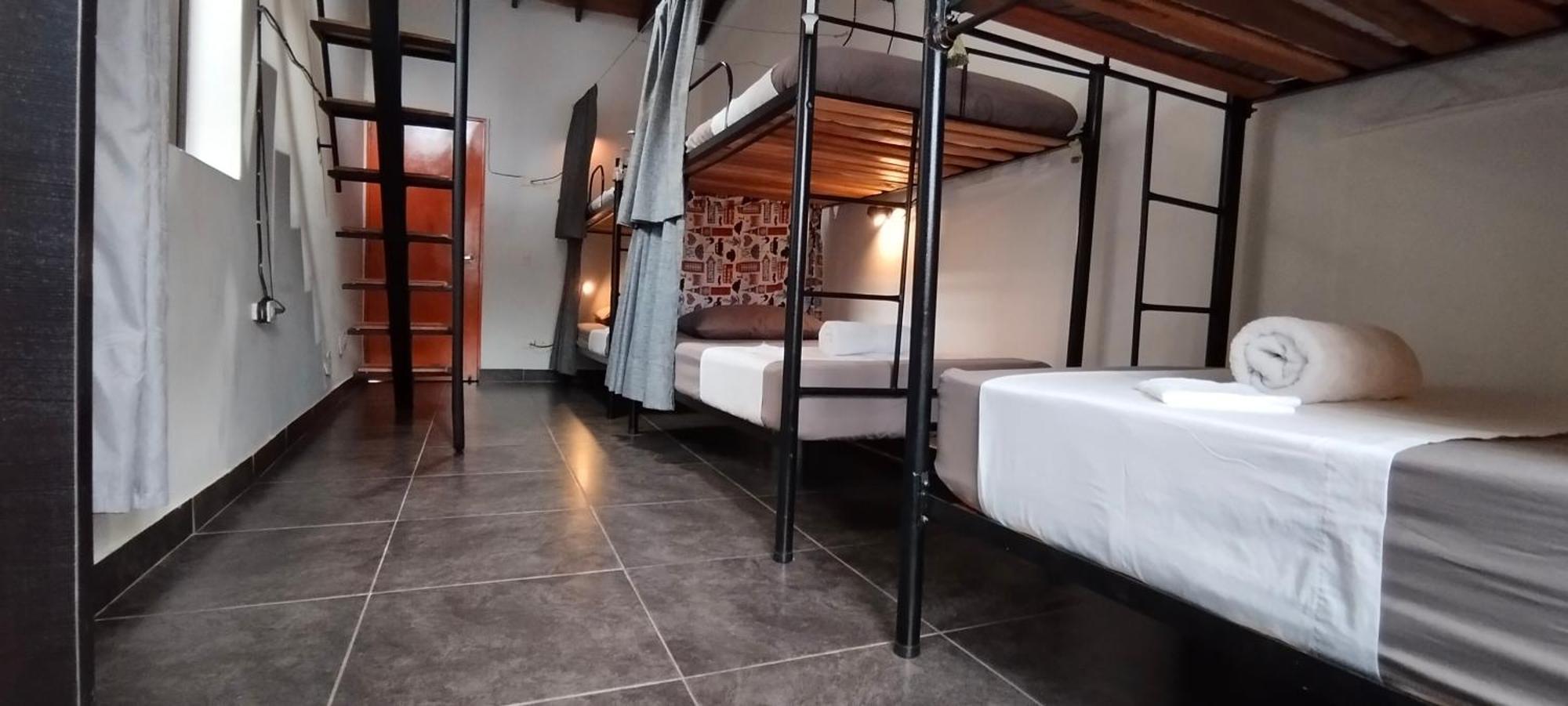 Hostel Metro Floresta Alojamiento Медельин Экстерьер фото