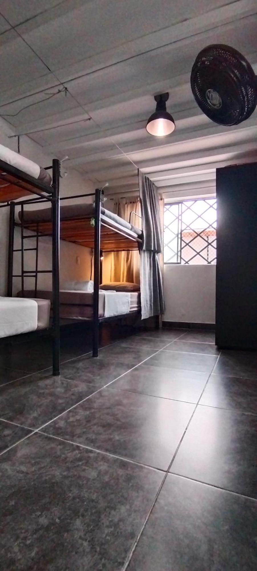 Hostel Metro Floresta Alojamiento Медельин Экстерьер фото