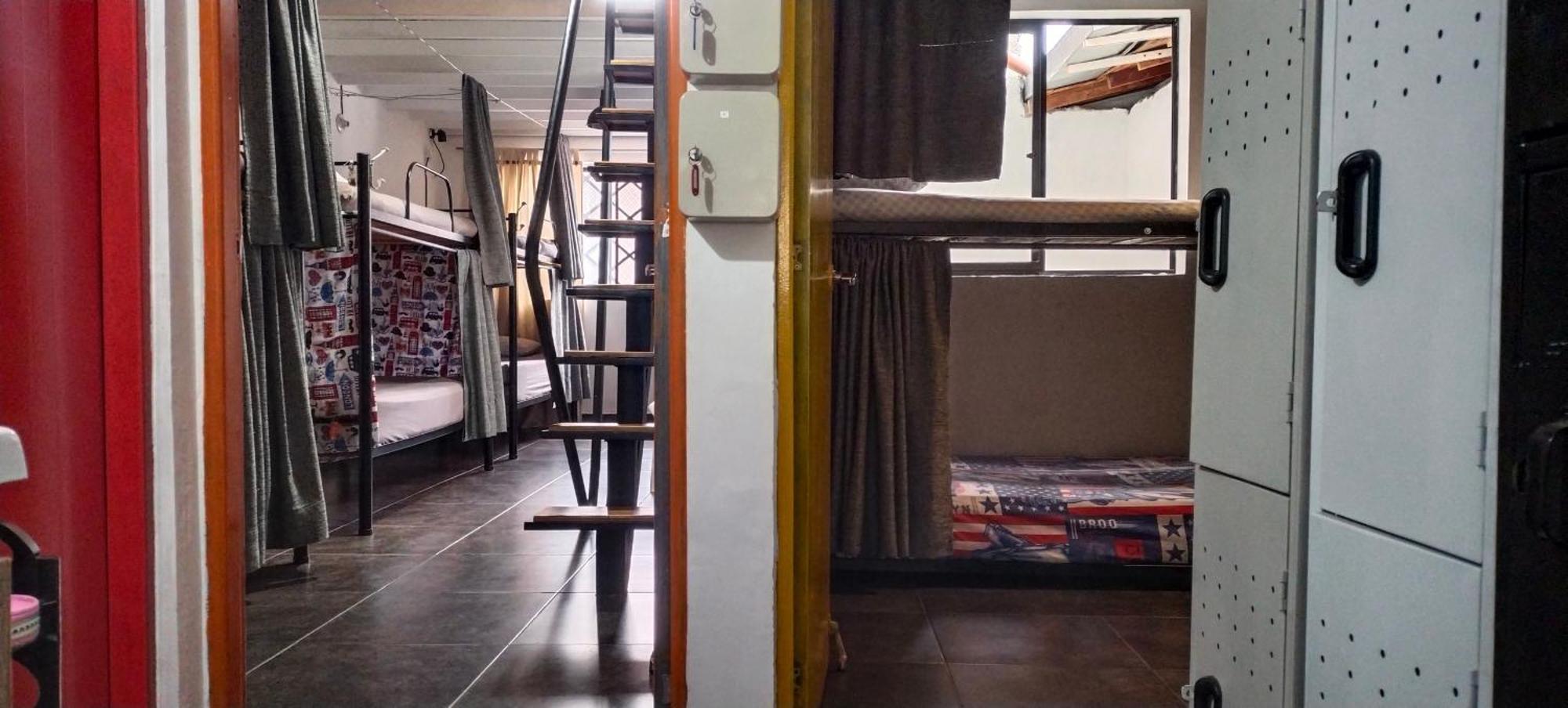 Hostel Metro Floresta Alojamiento Медельин Экстерьер фото
